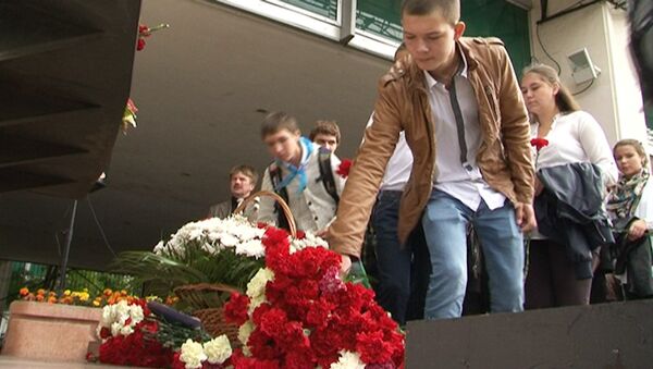 Школьники несли цветы и игрушки к памятникам жертвам терактов в Москве