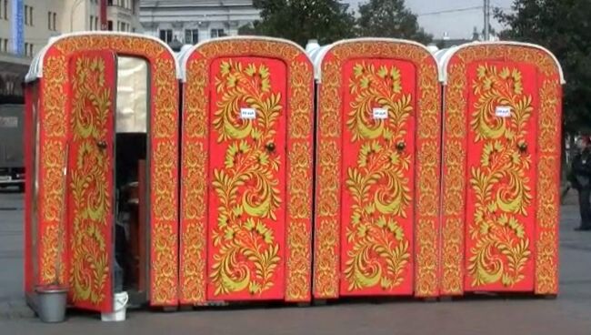 Общественные туалеты под хохлому появились в центре Москвы
