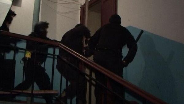 Спецназ штурмует квартиры наркодилеров в Петербурге. Кадры операции 
