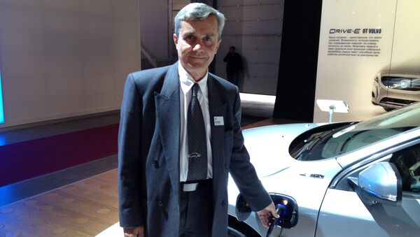 Директор Volvo по электрификации и гибридным технологиям Олле Одселл заправляет подключаемый гибрид V60 Plug-in Hybrid