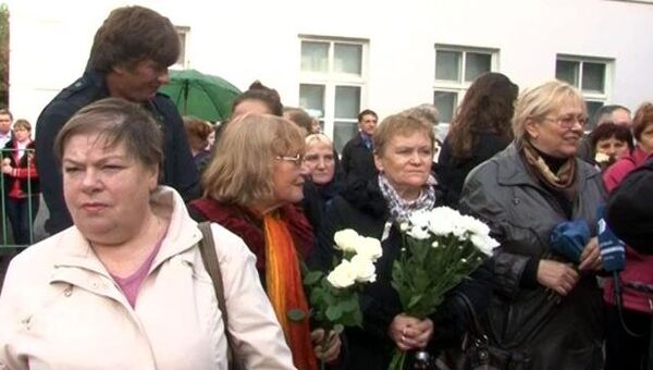 Люди несут цветы к театру Современник, где прощаются с Игорем Квашой