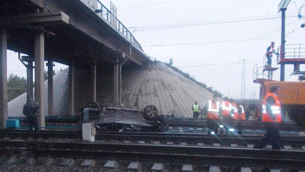 Внедорожник  упал с моста на железнодорожные пути в Омске