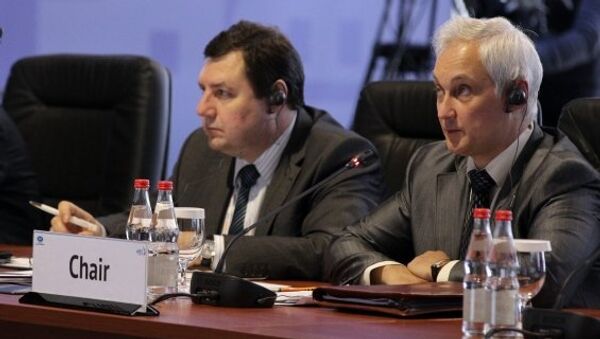Председатель совещания министров торговли АТЭС - министр экономического развития РФ Андрей Белоусов (справа).