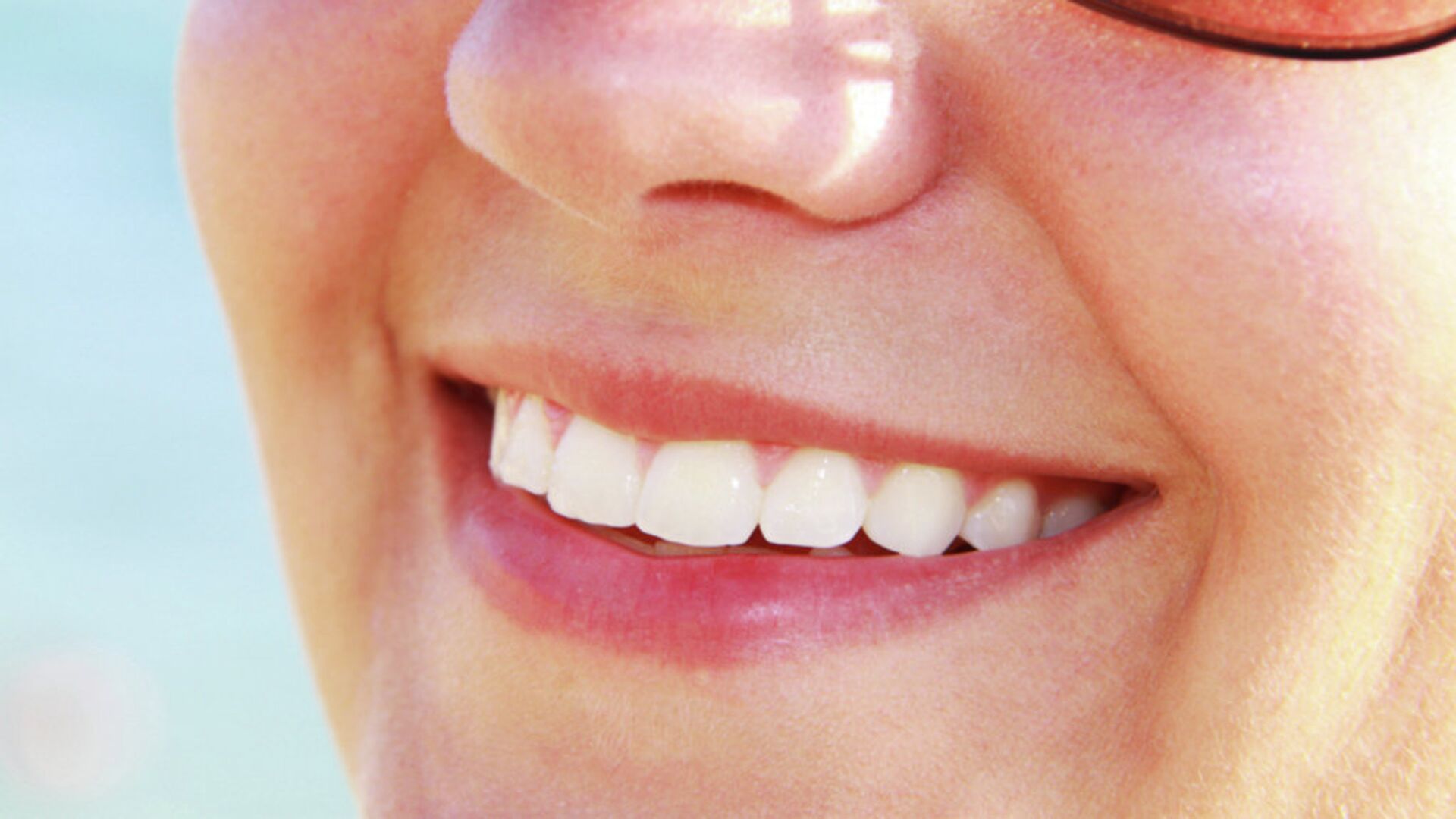 Самая насмешливая. Здоровые белые зубы. Неприятная улыбка. Насмешливая улыбка.