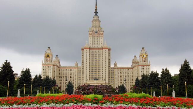 Здание Московского государственного университета имени М.В.Ломоносова (МГУ)