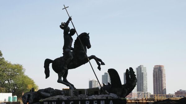 Монумент Зураба Церетели Добро побеждает Зло перед зданием ООН в Нью-Йорке