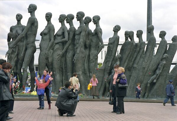 У памятника жертвам Холокоста в День Победы на Поклонной горе