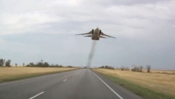 Военный самолет пролетел в нескольких метрах над трассой М-21