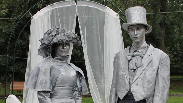 Ожившие скульптуры устроили перфоманс в московском парке