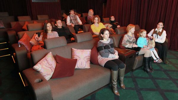 Посетители сидят на диванах в VIP зале Кинозала ГУМ. Архивное фото