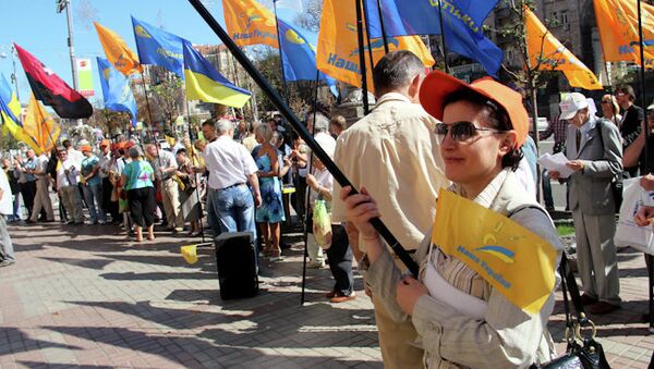 В Киеве перед зданием мэрии проходит акция против придания русскому языку статуса регионального.
