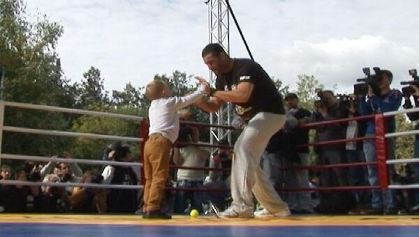 Дети бегают по рингу во время тренировки Кличко и Чарра