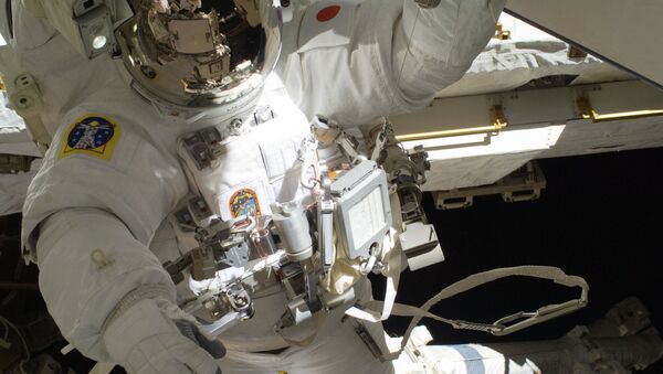 Астронавт Акихико Хошиде в открытом космосе. Архив