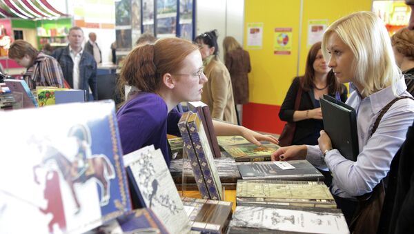 Посетители знакомятся с продукцией на 25-й московской международной книжной выставке-ярмарке в Москве
