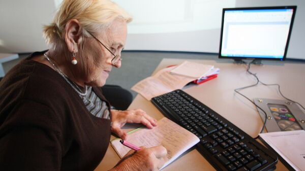 Пенсионерка проходит обучение на курсах компьютерной грамотности. Архивное фото