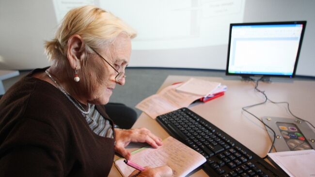 Женщина работает за компьютером. Архивное фото