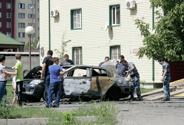 Правоохранительные органы работают на месте взрыва автомобиля сотрудника полиции в Грозном