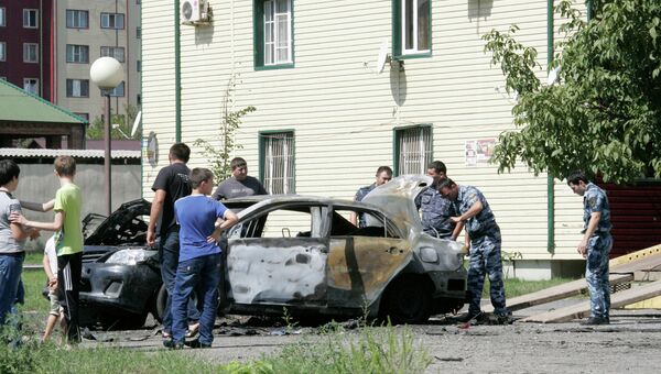Правоохранительные органы работают на месте взрыва автомобиля сотрудника полиции в Грозном