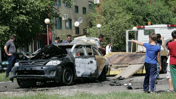 Автомобиль Toyota Corolla, пострадавший от взрыва неустановленного взрывного устройства в Грозном