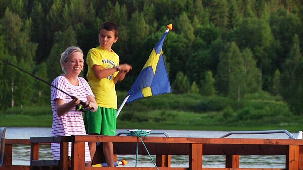 Воспитанник детского дома Геннадий Федеров ловит рыбу вместе со «шведской мамой» Катериной Хави