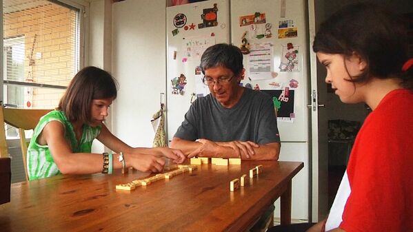 Умберто Сифуэнтес и его родная старшая дочь играют в домино с Еленой Самойленко 