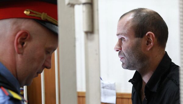 Подполковник милиции в отставке Дмитрий Павлюченков (справа), задержанный по подозрению в организации убийства журналистки Анны Политковской. Архив