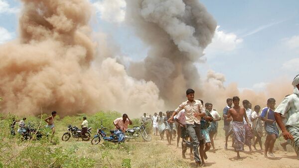 Дым от пожара на фабрике фейерверков в Индии