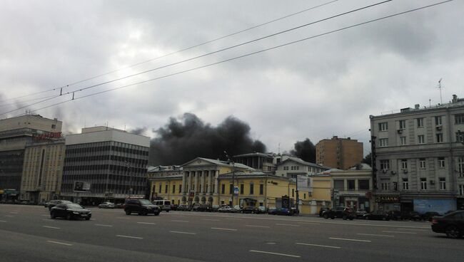 Горят строительные леса на реконструируемом здании в центре Москвы. Пожар на улице Льва Толстого, 16.