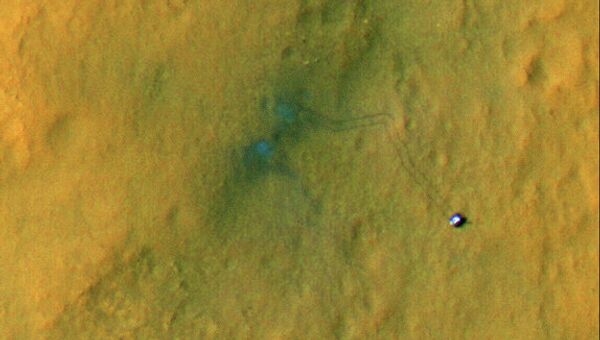 Марсоход Curiosity и оставленный им след, снимок с борта орбитального зонда MRO