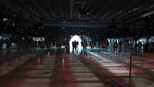 Игроки перед началом матча регулярного сезона КХЛ между ХК Сибирь (Новосибирск) и ХК Локомотив (Ярославль)