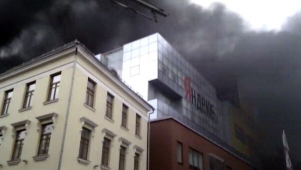 Густой дым пожара окутал здание Яндекса в Москве. Кадры с места ЧП