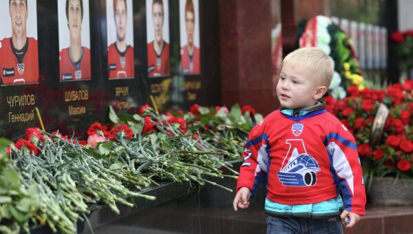 Ребенок в форме хоккейного клуба Локомотив у мемориального комплекса членам ярославской хоккейной команды