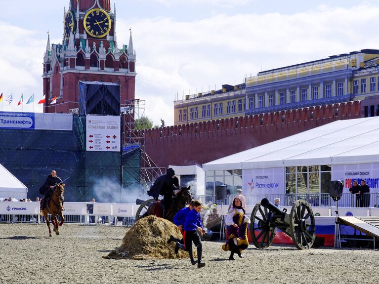 ...всадники в чёрном, олицетворявшие вражескую армию, пресле