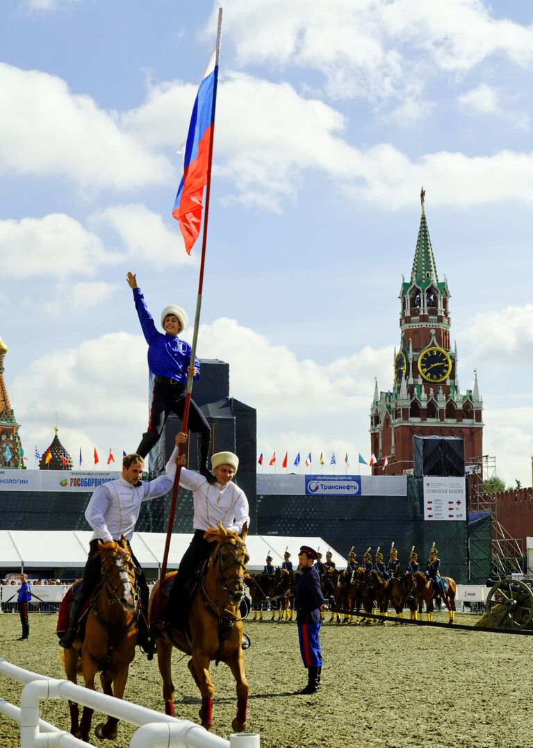 Празднуя победу, всадники демонстрировали выучку лошадей и и