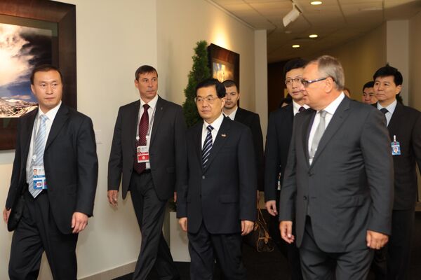 Председатель КНРеспублики Ху Цзиньтао и председатель правления ВТБ Андрей Костин на саммите АТЭС