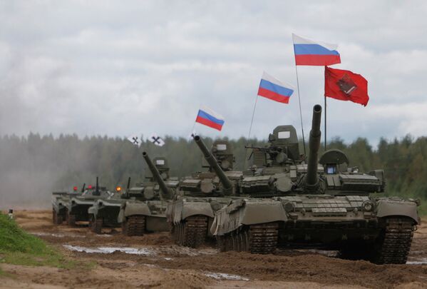 Танки Т-72 во время показательных вытуплений на танковом шоу