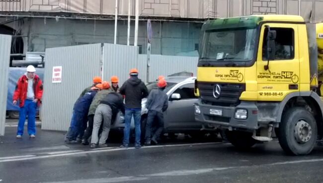 В центре Москвы внедорожник мешал бетономешалке проехать на стройку