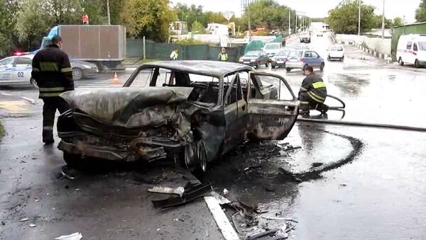 Автомобиль Минобороны сгорел после ДТП на юге Москвы