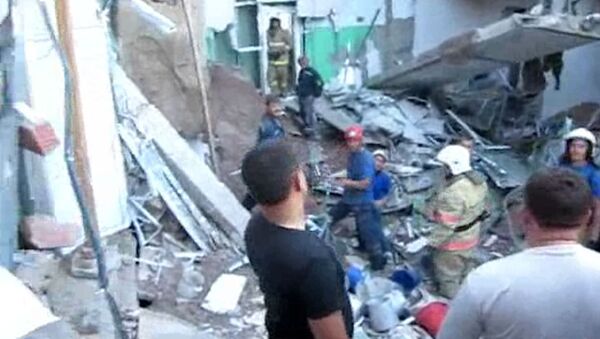 Спасатели работают на месте обрушения крыши пищеблока больницы на Кубани