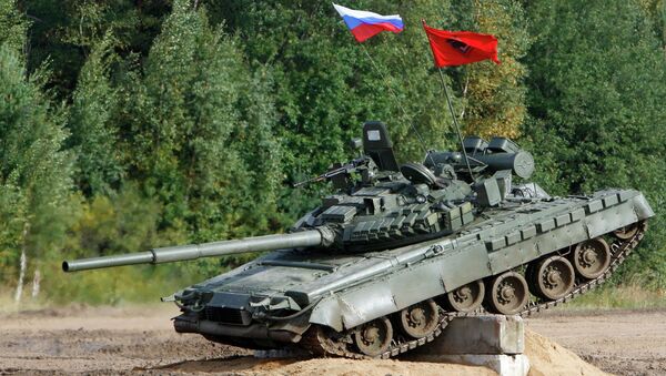 Танк Т-72 во время показательных выступлений на танковом шоу. Архивное фото