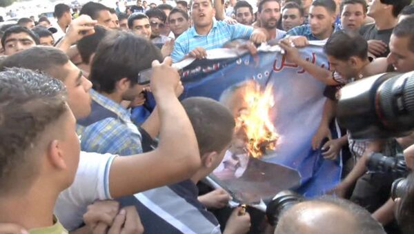 Палестинцы бросают камни в полицию и сжигают портрет премьер-министра