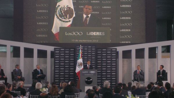 Пенья Ньето выступает перед участниками делового обеда с самыми влиятельными людьми Мексики 
