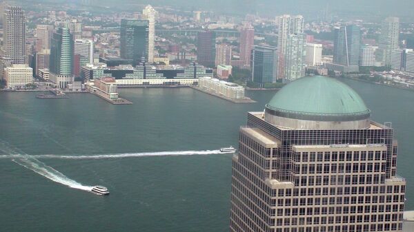 Вид из башни ВТЦ-4 Всемирного торгового центра в Нью-Йорке на Нью-Джерси