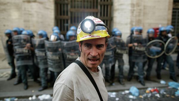 Рабочие металлургической компании Alcoa проводят акцию протеста в Риме