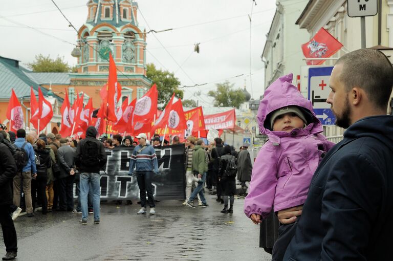 В Москве Лимонов вышел на марш с требованием Все отобрать и поделить