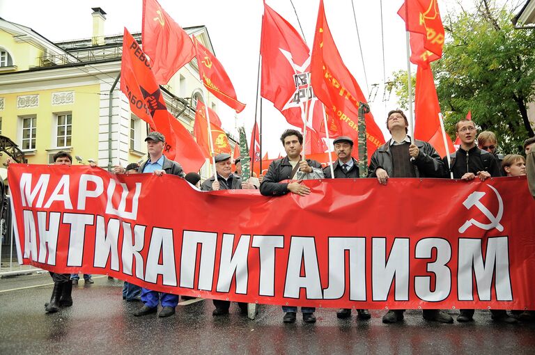 В Москве Лимонов вышел на марш с требованием Все отобрать и поделить