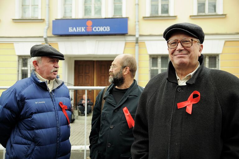 В Москве Лимонов вышел на марш с требованием Все отобрать и поделить