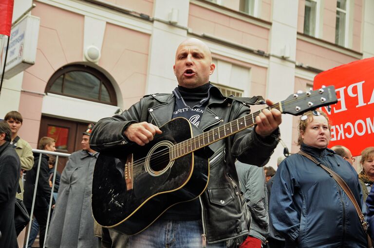 В Москве Лимонов вышел на марш с требованием Все отобрать и поделить