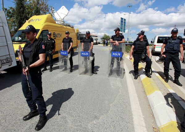 Сотрудники полиции на месте взрыва у полицейского участка в Стамбуле
