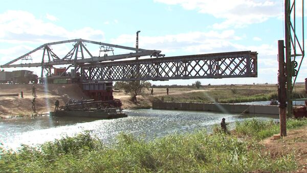 Военные взорвали и восстановили железнодорожный мост на скорость